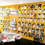 Kafe Shouwadou Kyuu - ゆったりとした時間を過ごす象徴は読書。ジャンル別に整理された大型本棚は２０００冊以上の本で一杯です。