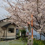 ギャラリー華 - 外観  春は桜が咲いています