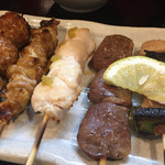 Sumibi Yakitori Kippei Hanazono Ten - つくね、かわ、むね、ハツ、ねぎまと色々な種類の焼鳥をいただけます。