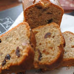 オーガニックパン工房　それいゆ - 全粒粉のパウンドケーキはずっしりと重みがあるね。
      中にはクランベリーがたっぷり♪
      独特の香ばしさに、桜の花もいいアクセントになってます。
      