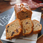 オーガニックパン工房　それいゆ - 桜とクランベリーの全粒粉100パウンドケーキだよ。HPによると「自家製粉の全粒粉、ミョウバン等不使用の桜の花塩漬け、木樽熟成の桜の葉、クランベリーを使った、卵、乳製品不使用」のパウンドケーキだそうです