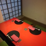とよなか桜会 - 赤いテーブルの座敷個室