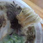 ぎょらん亭 - 麺は中細麺ストレートでエッジのない丸みがある断面、加水率低。