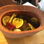 ビストロ ダイア - 大きな鍋で蒸し焼きです