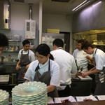 ビストロ ダイア - 厨房はあふれかえっています