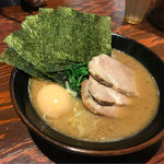 Yokohamaiekeiramenhide - 全部のせラーメン。