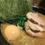 Yokohamaiekeiramenhide - 全部のせラーメン。