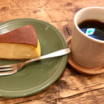 THE MOST COFFEE - ドリップコーヒー¥702-(税込)とニューヨークチーズケーキ¥540-(税込)