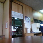 城南食堂 - 座敷から見た厨房。