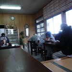 城南食堂 - 座敷から見た店内。