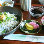 Kouenchaya - ちりめん丼には小鉢やお味噌汁もついて735円