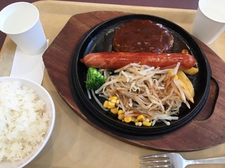 Eat it! - ハンバーグ＆フランクフルトセット1,050円