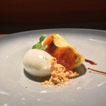 TACUBO - 山形県ラ フランスのキャラメリゼ ヨーグルトジェラート 紅茶風味のカラメルソース