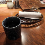 Kakoiya - 内観；温かい麦茶、おしぼり