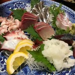 Rinrimmaru - 刺身の盛り合わせ。鮮度の良い生鯖にひらす、きびなご。鯨に鮫まで入った豪華な盛り合わせです！