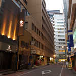 焼肉うしごろ - 銀座一丁目・高級焼肉「うしごろ」。漆黒の外観は、いかにも銀座の焼肉らしい