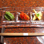 焼肉うしごろ - ナムル3種（山くらげ・アメーラトマト・たけのこ）。シャンパンと合わせる、ほど良い塩加減