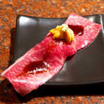 焼肉うしごろ - 炙りザブトンの握り・雲丹添え。やや甘口の昆布醤油が、牛肉の甘さを引き立たせる