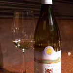 焼肉うしごろ - 白ワイン「ドメーヌ・ド・ピス」シャブリ。塩やレモンで味わう焼肉には、白も合うんです！