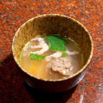 焼肉うしごろ - 牛タンのつみれとシマチョウのスープ。なるほど、ここでホルモンを使ってくるか… ほぉぉ