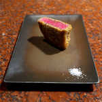 焼肉うしごろ - 取り皿の片隅、何気なく散らされた塩が… すごいんです、これはヤバい（秘）