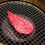 焼肉うしごろ - クリ（肩～前足上部）。サシの入り方がお見事、見るからにすごそうです