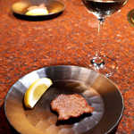 焼肉うしごろ - 厚切りなのに、サクッと快く噛み切れる。塩レモンと白ワインの相性も抜群