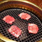 焼肉うしごろ - 焼き加減はすべて店員さんが見てくれるから、ただ食べることに専念しよう