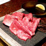 焼肉うしごろ - いよいよ焼肉の開幕！　トップバッターは極みの黒タン、垂涎ものです…