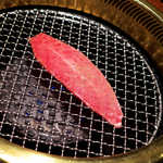 焼肉うしごろ - 上ミスジ（肩肉の端っこ）。赤身でありつつ柔らかく、とろける舌触りを楽しめる