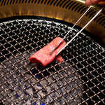 焼肉うしごろ - 薄切りの極上肉に、さっと火を通す。時間を掛けないから旨味が逃げない、そのまま塩ダレで