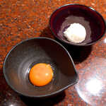 焼肉うしごろ - 徳島県のブランド卵「阿波そだち」黄身と、ごく少量の白飯が準備される。これから何が起こるのか