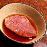 焼肉うしごろ - ヒレ肉の仲間だけに、赤身なのにとても柔らかいのが身上。甘口タレを合わせるのも納得