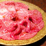 焼肉うしごろ - 手前が「シンシン」、奥の白っぽいのが「リブ芯」。芯つながり、どちらも希少部位ですぞ