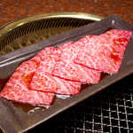 焼肉うしごろ - ザブトン（脂の乗った肩肉）。薄切りだからこそ味わえる旨さがある