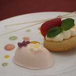 マゼランズ - オレンジメイプルケーキとサクラフロマージュムース