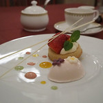 マゼランズ - オレンジメイプルケーキとサクラフロマージュムース