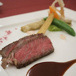 マゼランズ - 黒毛和牛のロースト、ヴァンルージュソースとカシスマスタード