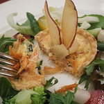 マゼランズ - スイスチャードと桜海老のキッシュ、サラダ添え