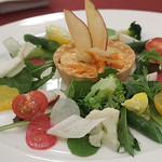 マゼランズ - スイスチャードと桜海老のキッシュ、サラダ添え