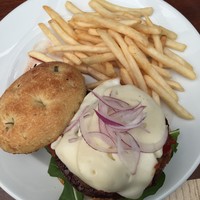 フィオレンティーナ - フィオレンティーナチーズバーガー フライドポテト添え