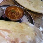 シュゴビア - ランチ(手前：ナン・ライス食べ放題・マトンカレー、奥：日替わりカレーのAランチ)