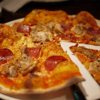 渋谷アチェーゾ - 【ディアボロ】￥1280（チキンとサラミの辛味ピッツァ）