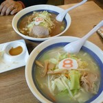 Hachiban Ramen - 野菜ラーメン手前が塩味で奥が味噌です！