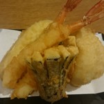 うどんダイニング 弥栄 - 天ぷら盛り合わせ