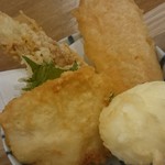 うどんダイニング 弥栄 - 天ぷらはかしわ、人参、大葉、ちくわ、半熟卵の組み合わせ