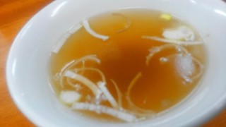 チャイナ飯店 - 付け合わせのスープはシンプルなこの感じです。