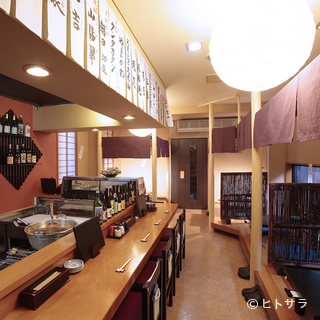 The first floor has a counter and tatami room, and the second floor has a private room that can be used for banquets.