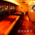 OUI - 暖色系で落ち着いた雰囲気の店内