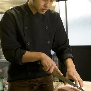 極上の肉料理と、女子も満足のヘルシーなメニューを用意